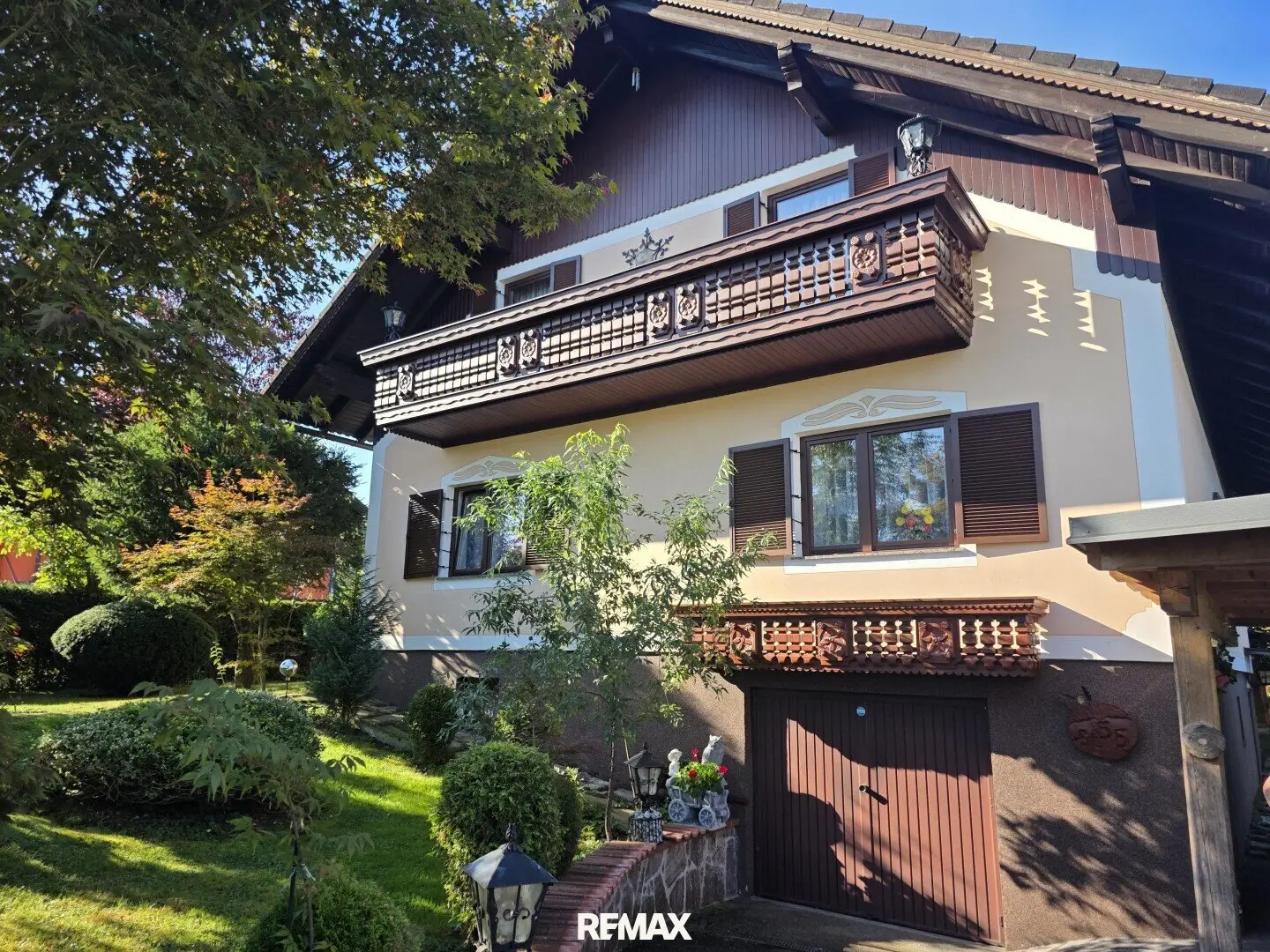 Gepflegtes Einfamilienhaus mit Garten und Garage