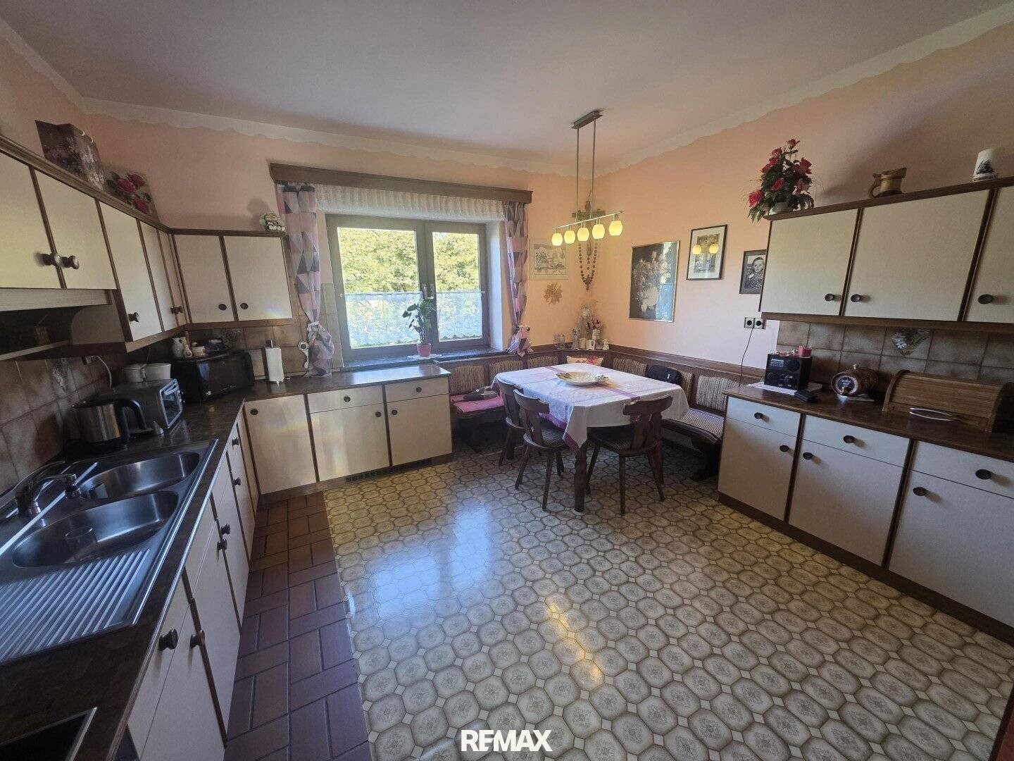 Gepflegtes Einfamilienhaus mit Garten und Garage