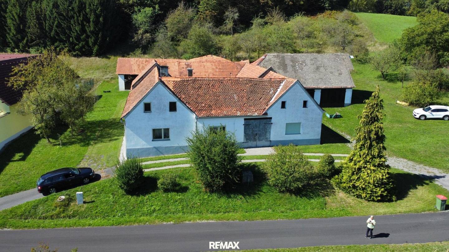 Historisches Bauernhaus mit Holzofen auf großem Grundstück