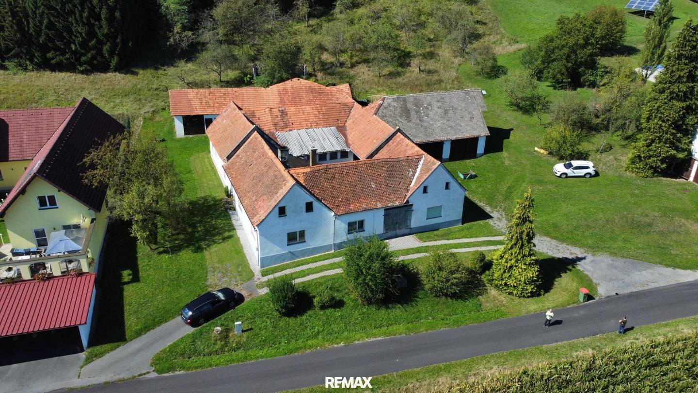Historisches Bauernhaus mit Holzofen auf großem Grundstück
