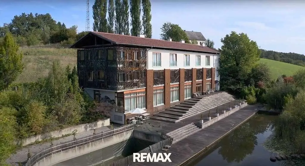 Mehrfamilienhaus mit Schwimmteich und Gastroküche