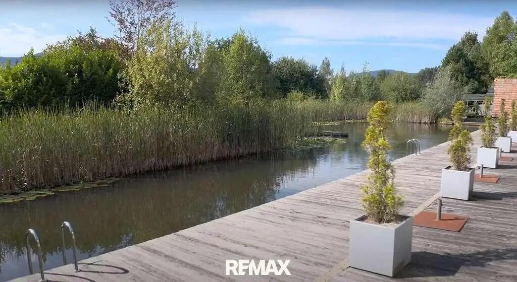 Mehrfamilienhaus mit Schwimmteich und Gastroküche