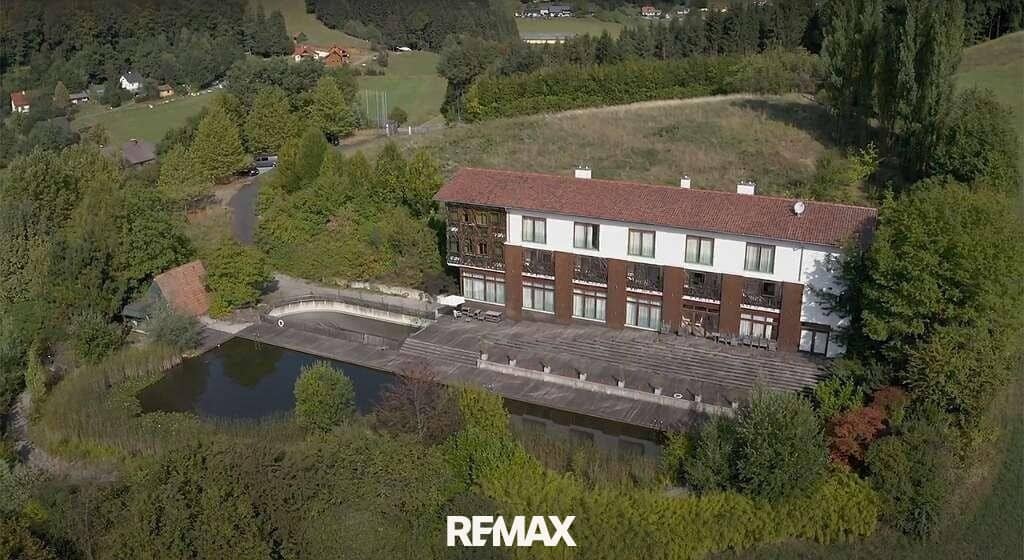 Mehrfamilienhaus mit Schwimmteich und Gastroküche