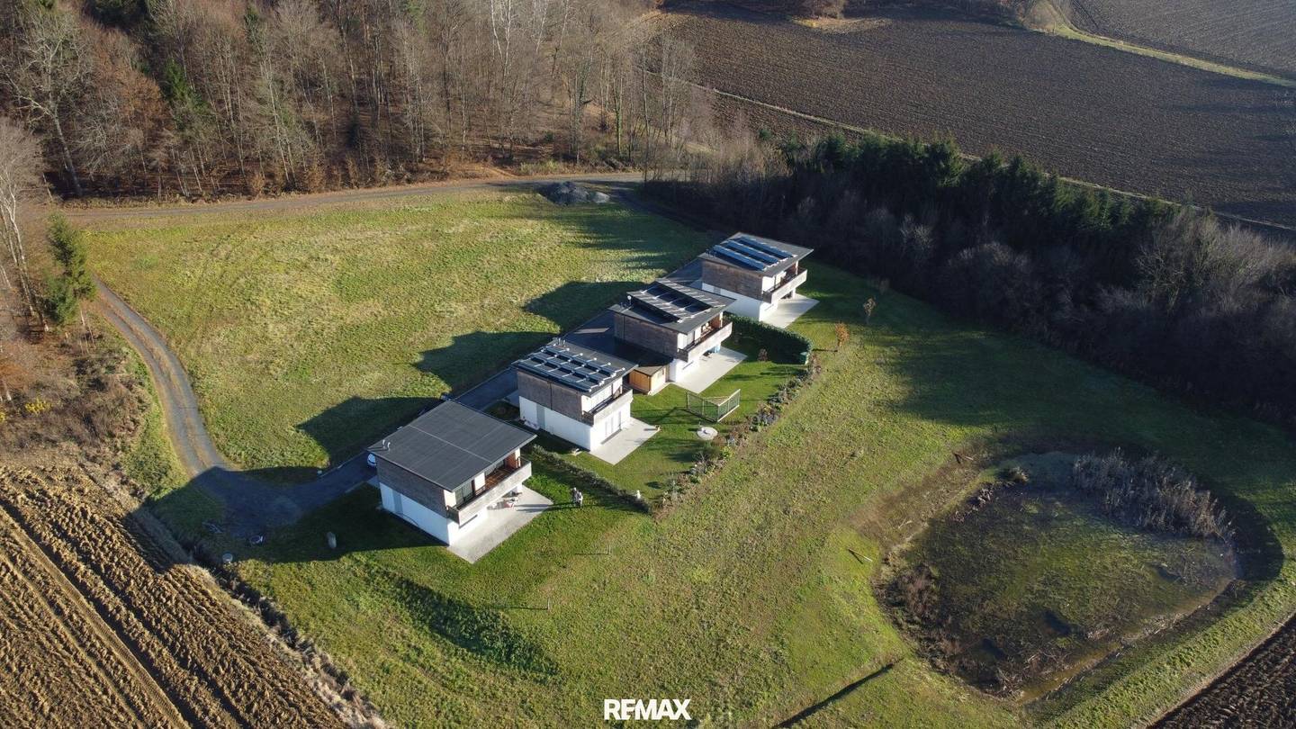 Einfamilienhaus mit Terrasse und Balkon in ruhiger Naturlage