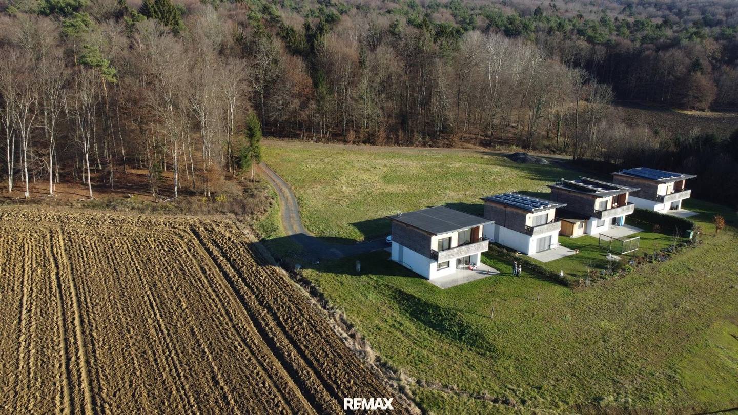Einfamilienhaus mit Terrasse und Balkon in ruhiger Naturlage
