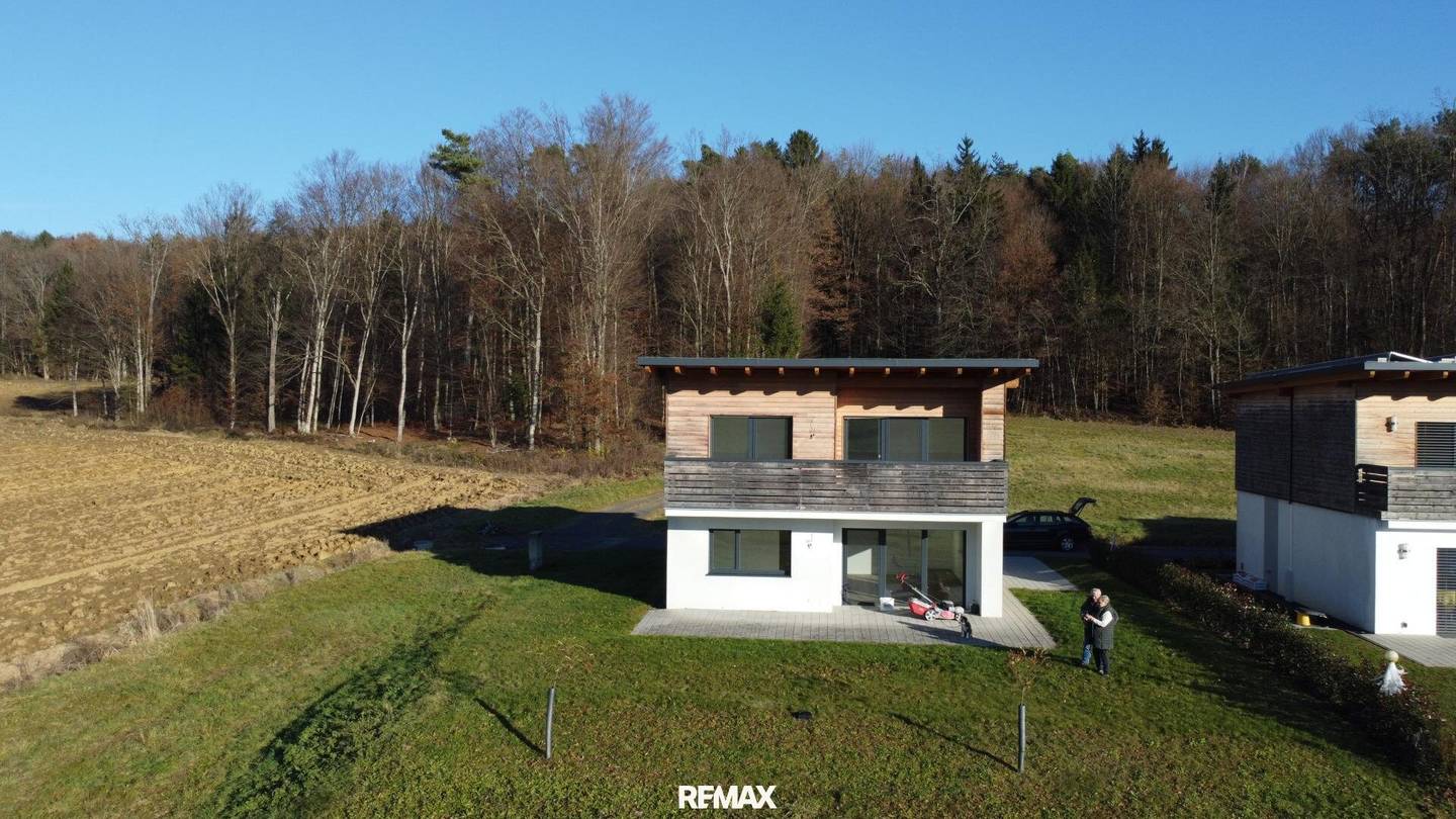 Einfamilienhaus mit Terrasse und Balkon in ruhiger Naturlage