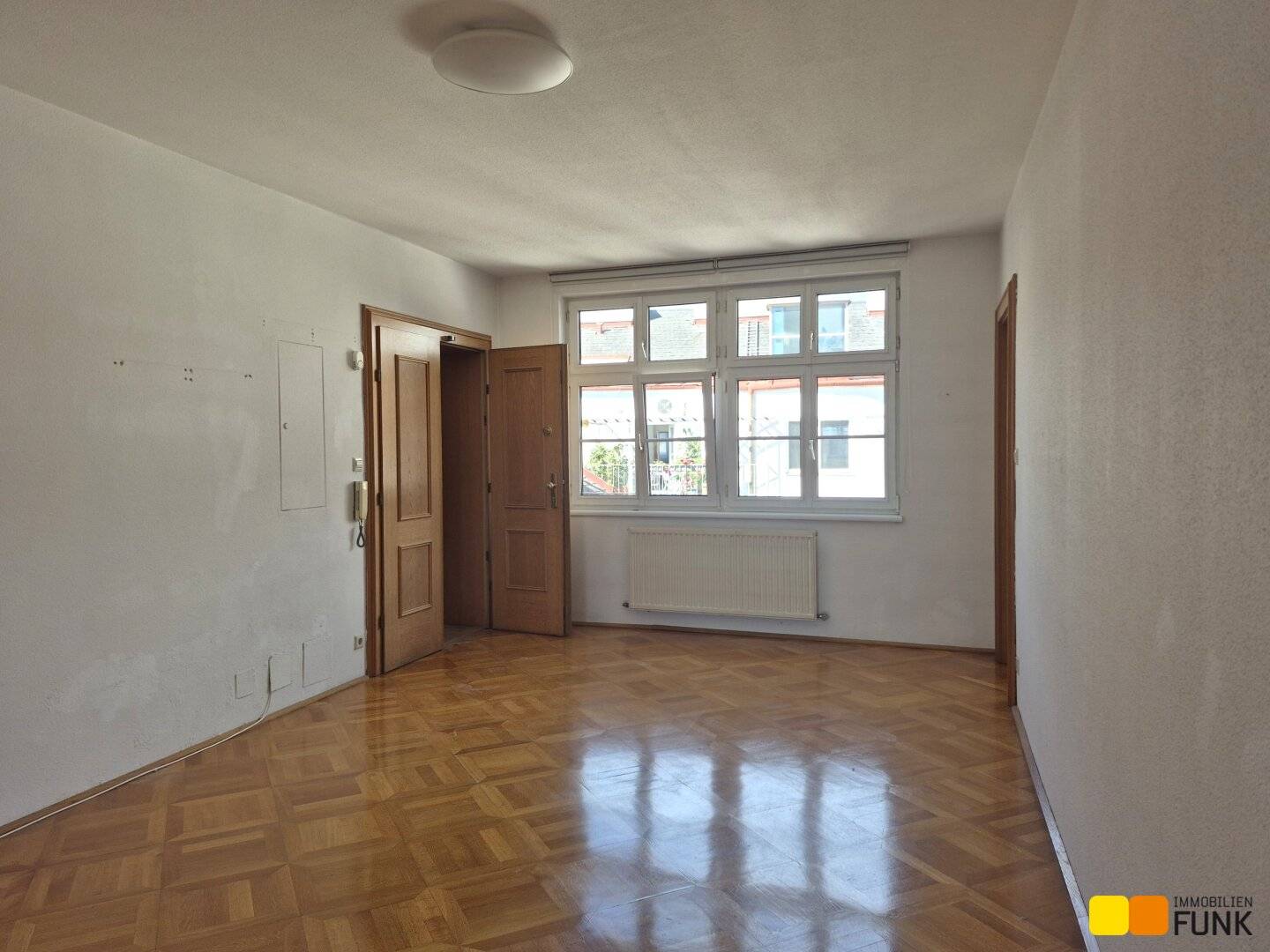 Historisches Palaisbüro mit Donaublick