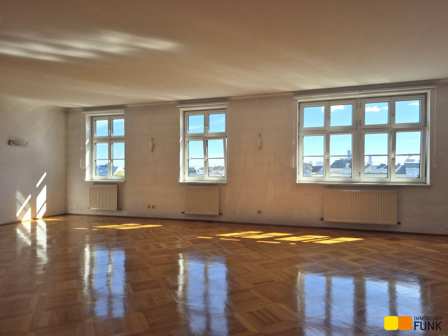 Historisches Palaisbüro mit Donaublick