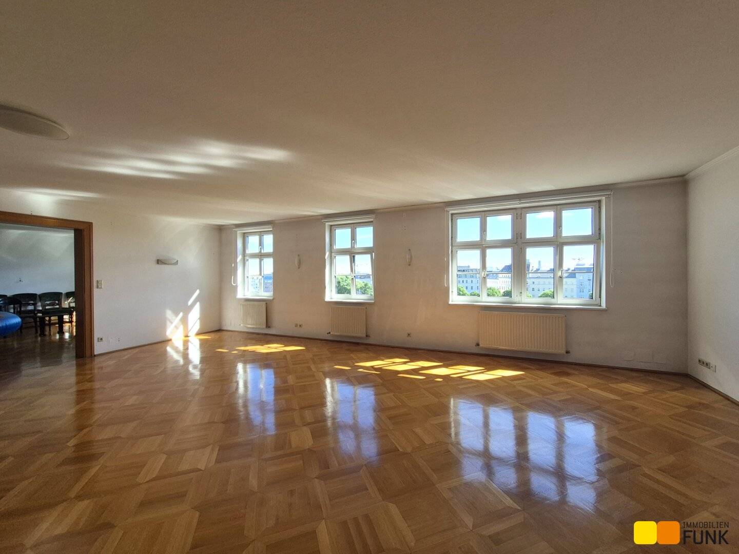 Historisches Palaisbüro mit Donaublick