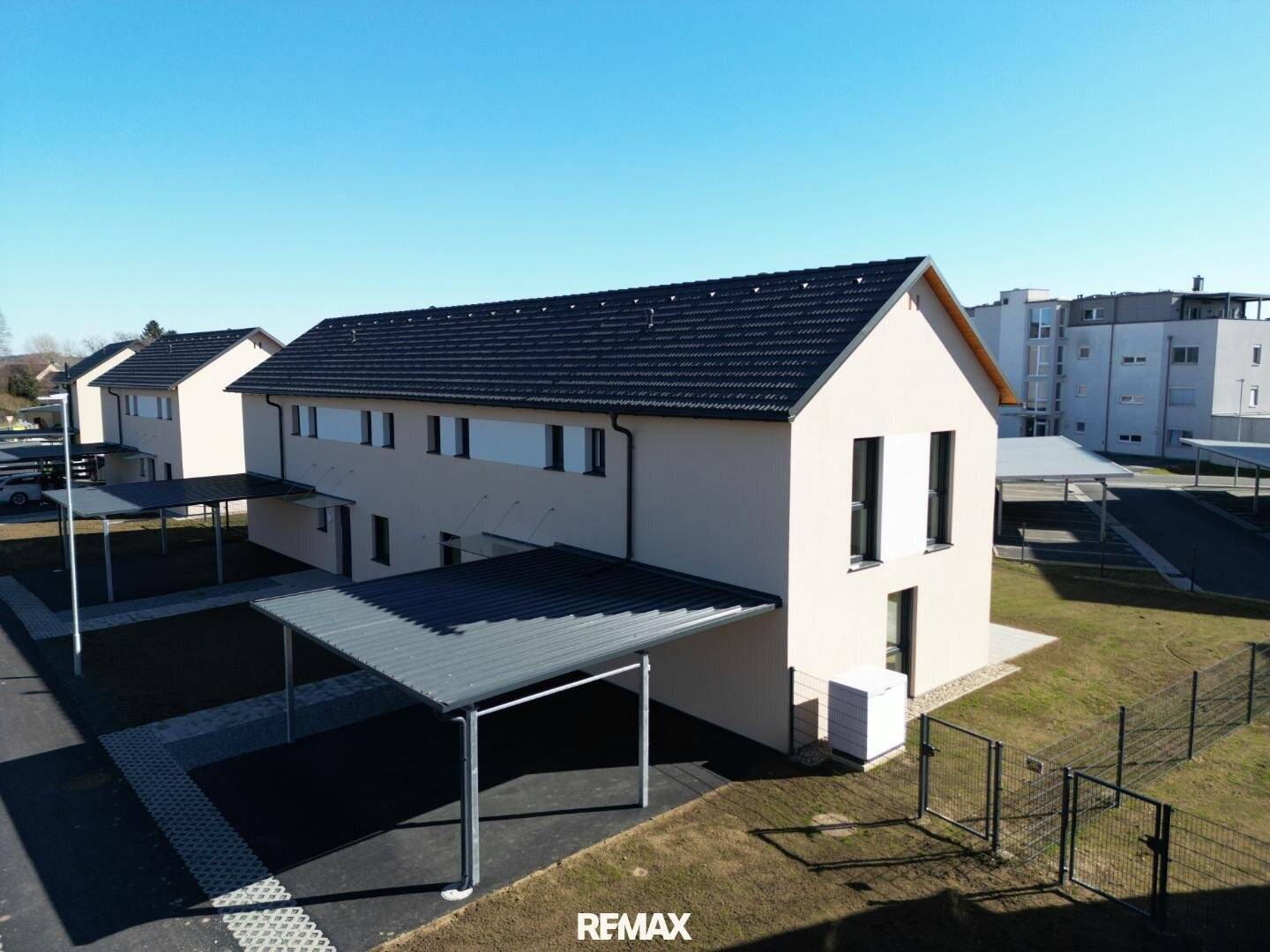 Hochwertiges Doppelhaus mit Terrasse und zwei Parkplätzen