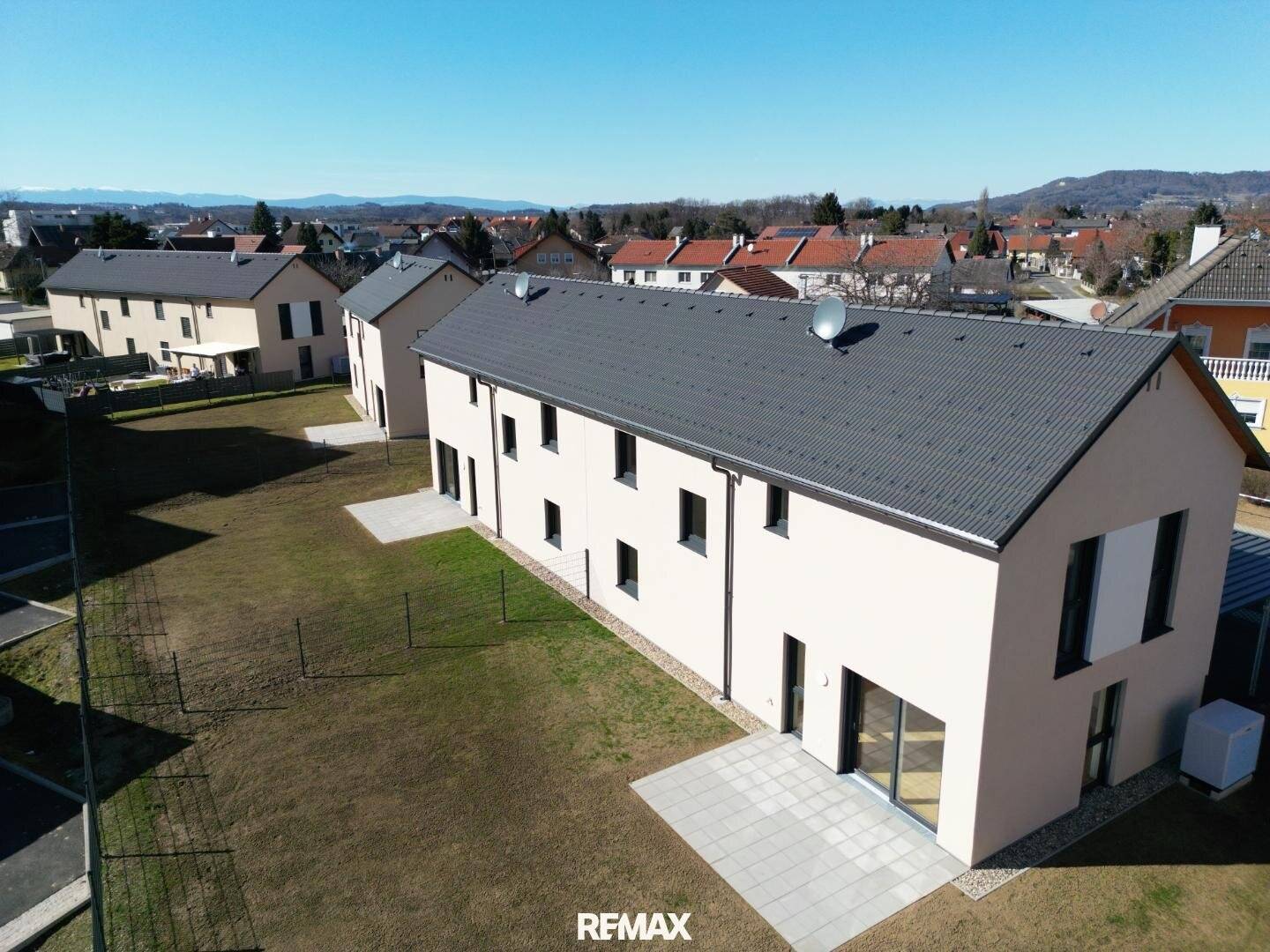 Hochwertiges Doppelhaus mit Terrasse und zwei Parkplätzen