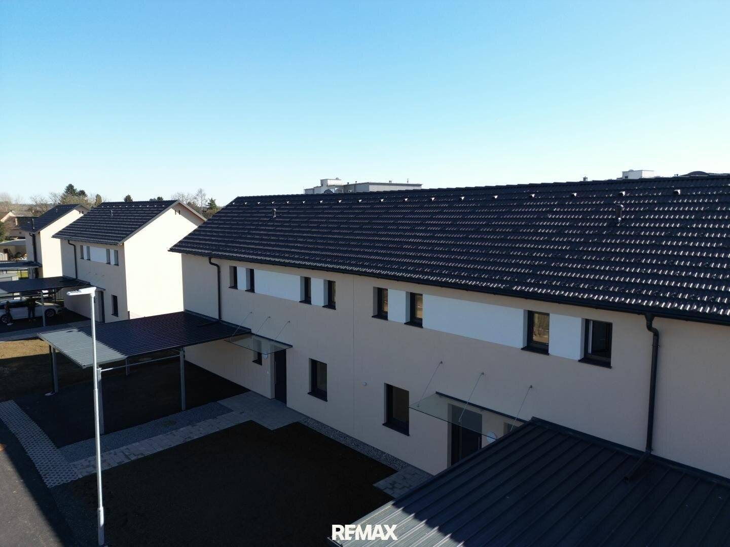 Hochwertiges Doppelhaus mit Terrasse und zwei Parkplätzen