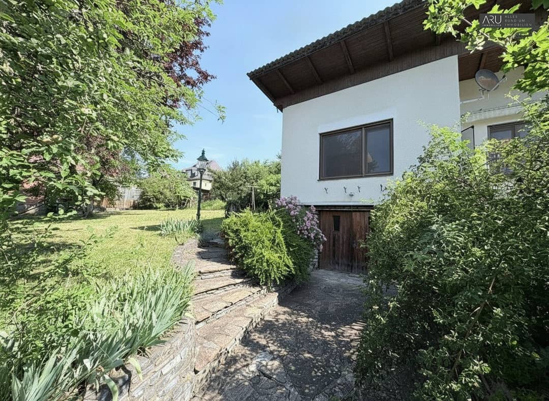 Charming house with garden and garage in Burgau