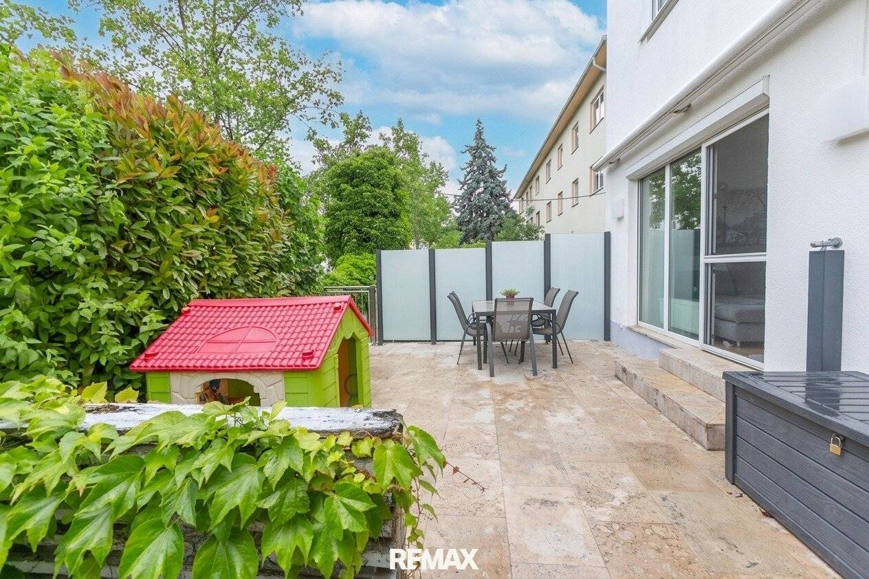 Garden apartment with terrace and two underground parking spaces
