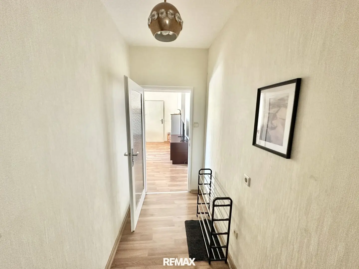 Zu verkaufen: Lichtdurchflutete 3-Zimmer-Wohnung mit großer Loggia in ruhiger Lage in Simmering!
