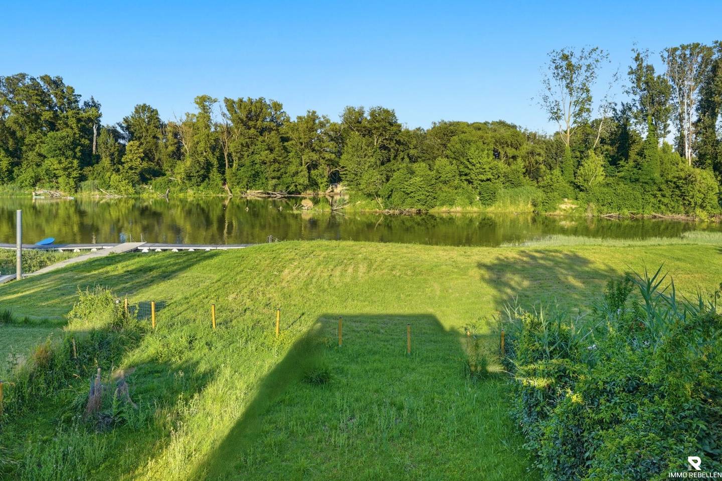 RARE FIND in prime waterfront location, charming terrace house with unobstructed Danube view (25 min from Vienna!)