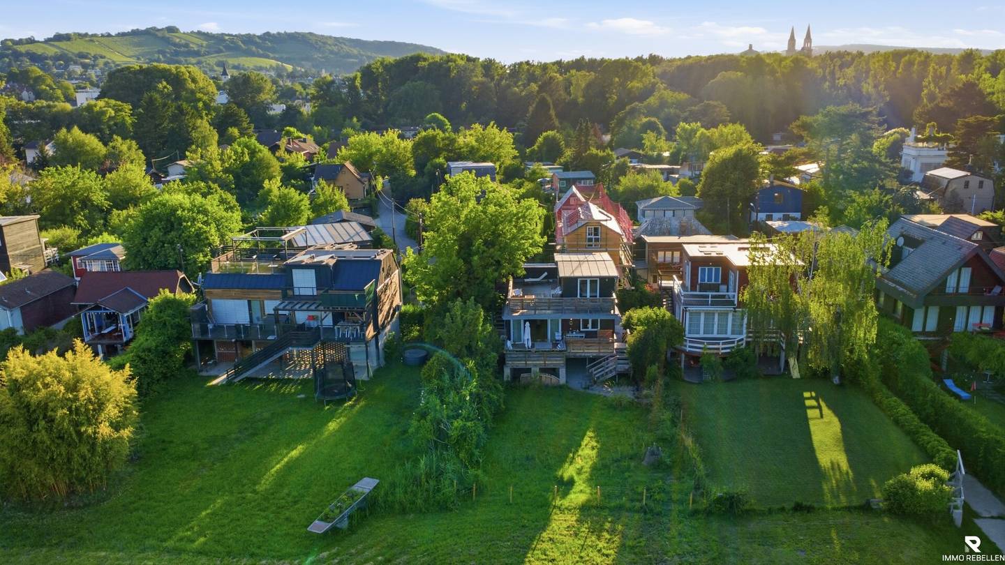 RARE FIND in prime waterfront location, charming terrace house with unobstructed Danube view (25 min from Vienna!)