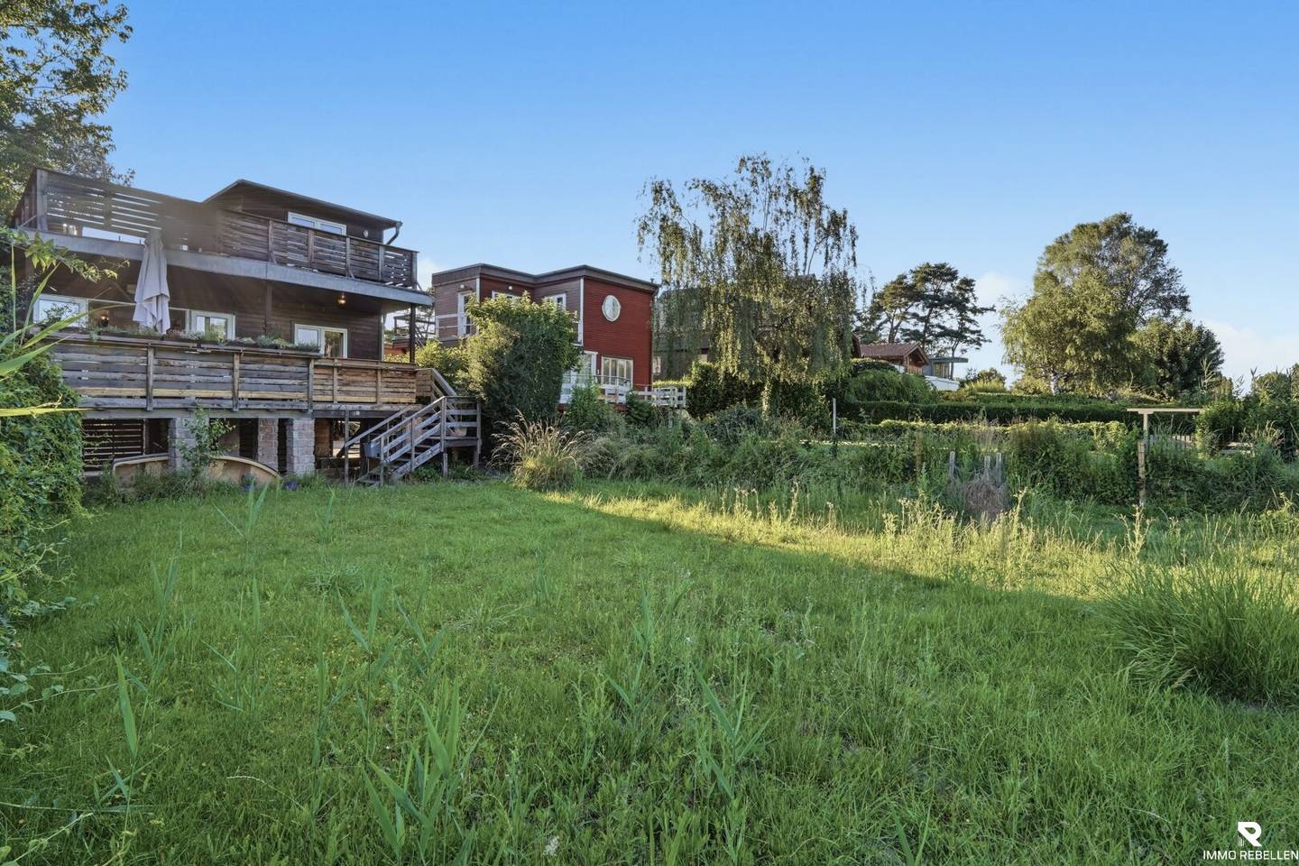RARE FIND in prime waterfront location, charming terrace house with unobstructed Danube view (25 min from Vienna!)
