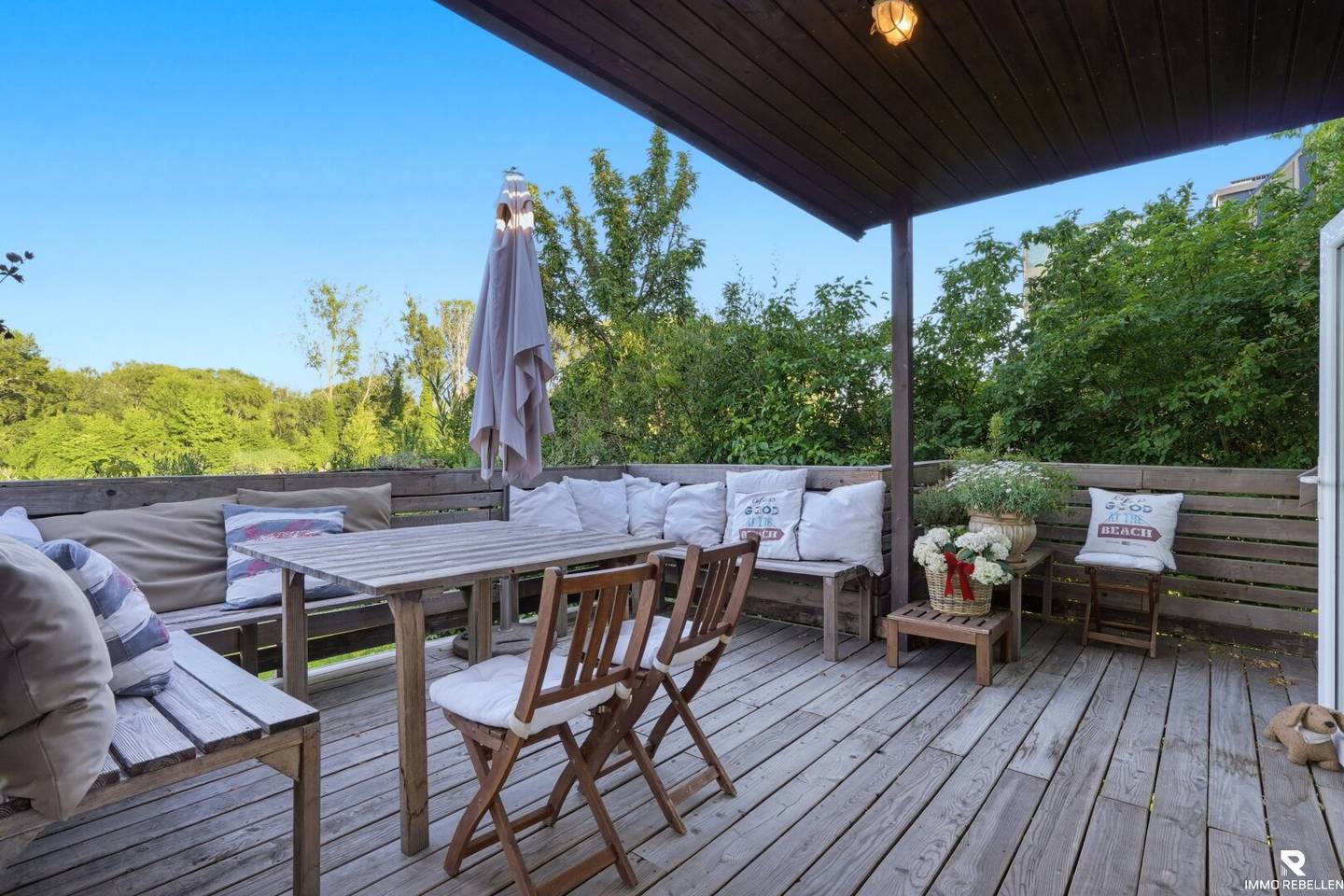 RARE FIND in prime waterfront location, charming terrace house with unobstructed Danube view (25 min from Vienna!)