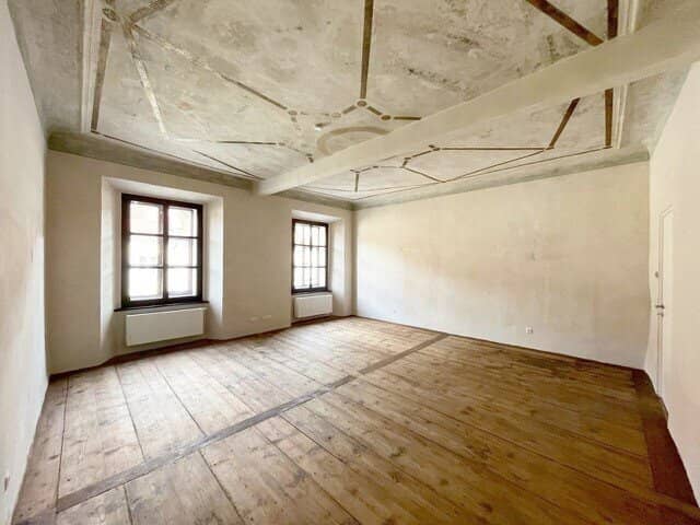 Altbau apartment with fitted kitchen and shared garden