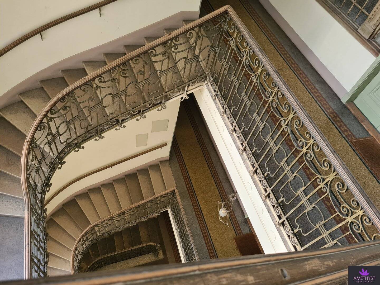 Altbau apartment with high ceilings near Karlsplatz