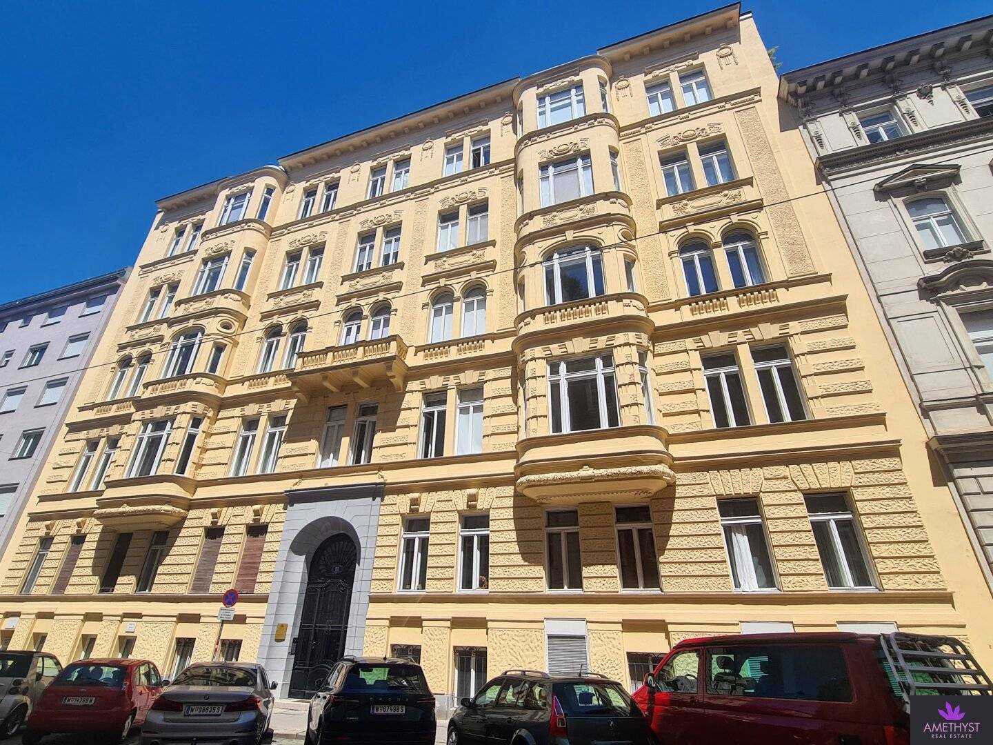 Altbau apartment with high ceilings near Karlsplatz