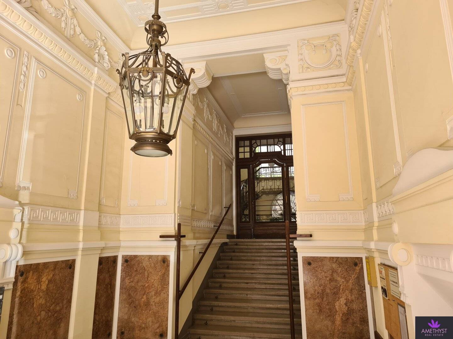 Altbau apartment with high ceilings near Karlsplatz