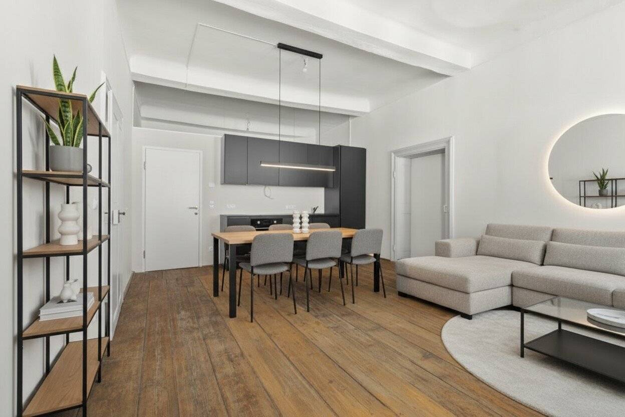 Altbau apartment in the historic old town with balcony and garden