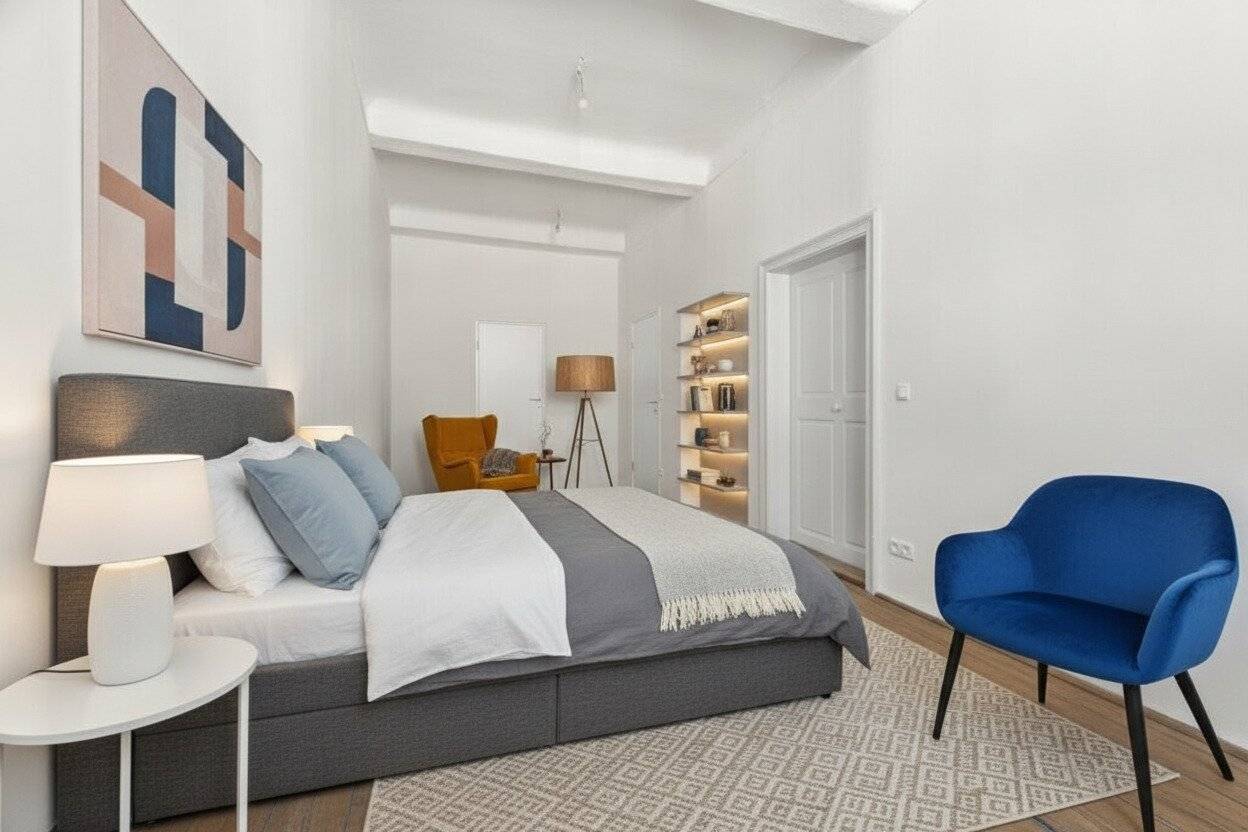Altbau apartment in the historic old town with balcony and garden