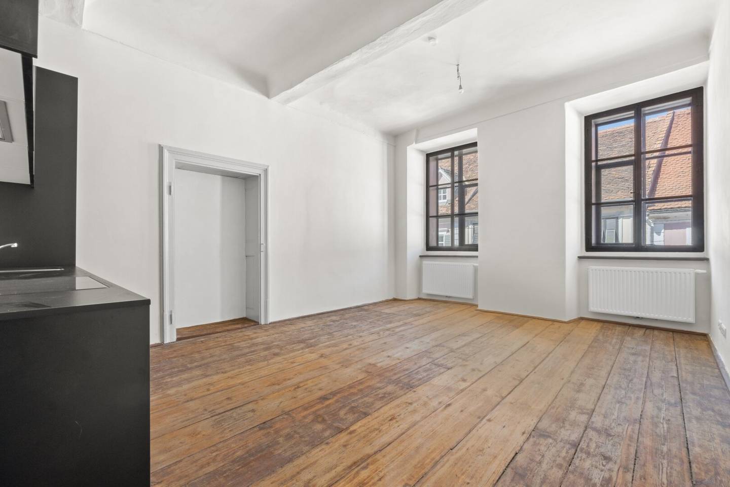 Altbau apartment in the historic old town with balcony and garden