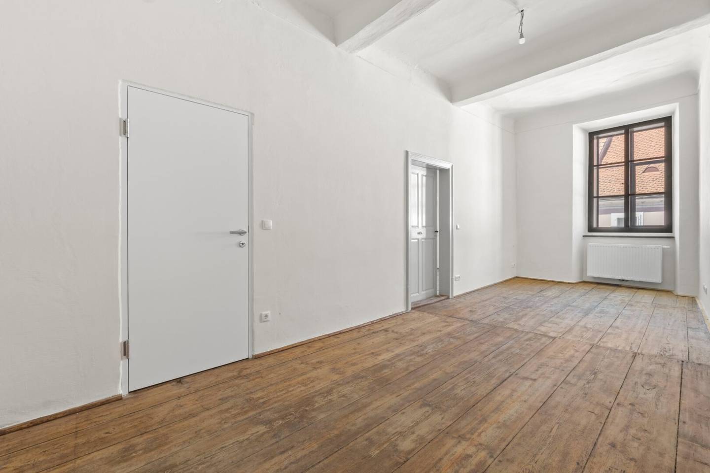 Altbau apartment with balcony and shared garden