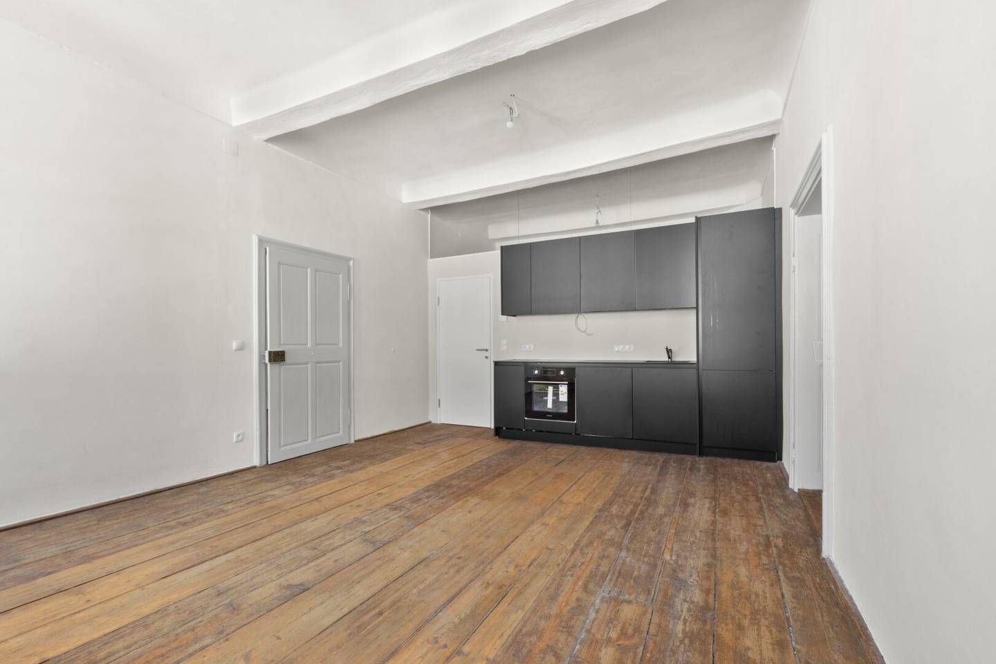 Altbau apartment with balcony and shared garden