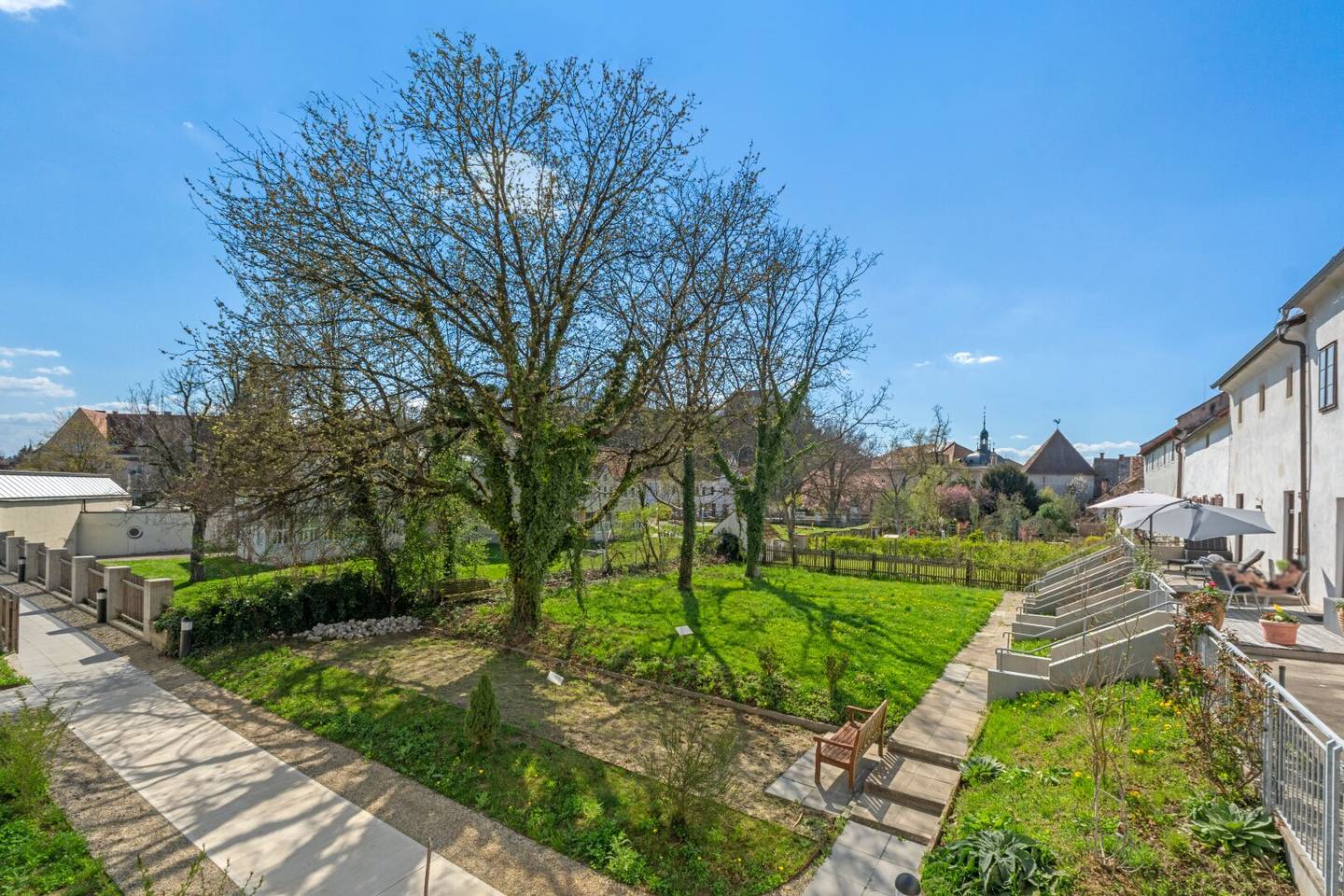 Altbau apartment with balcony and shared garden