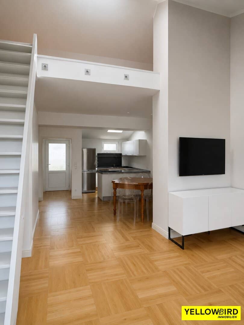 Bright penthouse with terrace and high ceilings
