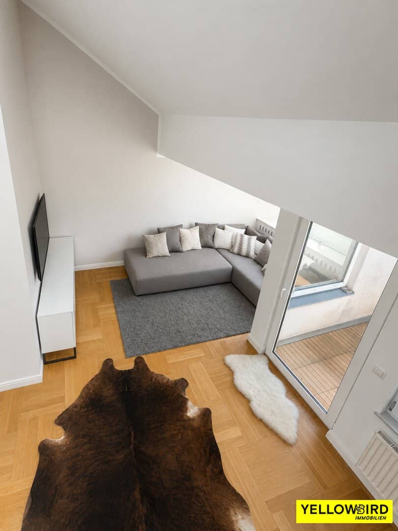 Bright penthouse with terrace and high ceilings
