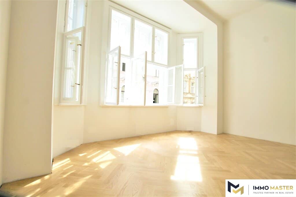 Bright period apartment with balcony near Westbahnhof