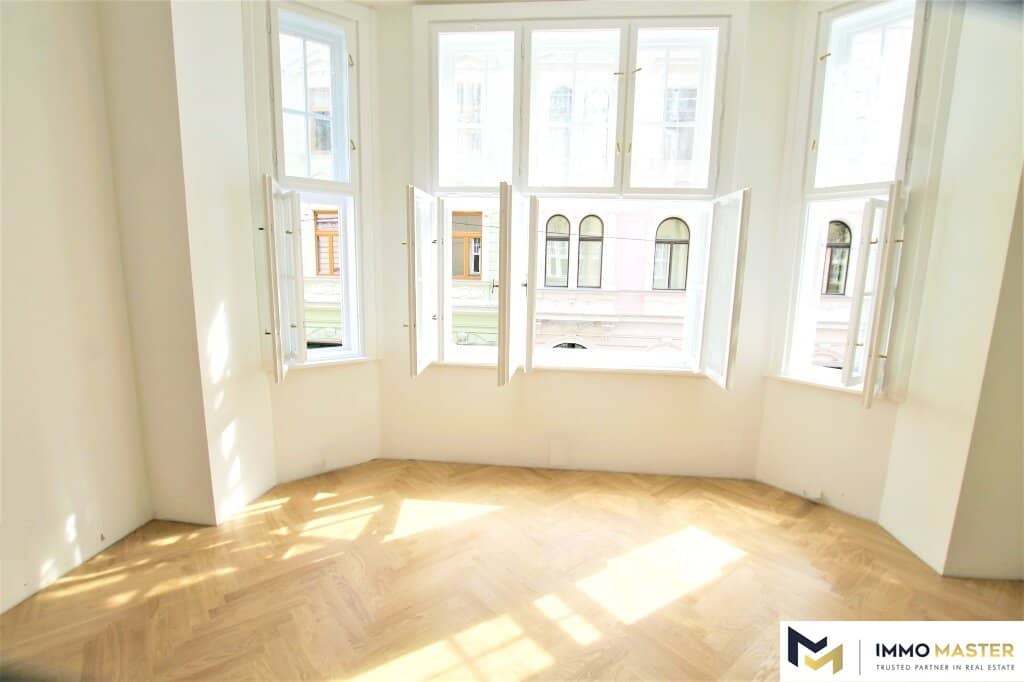 Bright period apartment with balcony near Westbahnhof