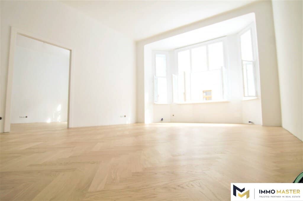 Bright period apartment with balcony near Westbahnhof