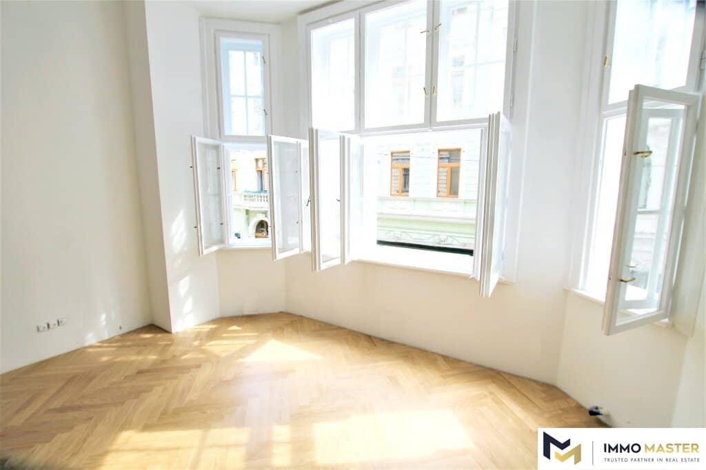 Bright period apartment with balcony near Westbahnhof