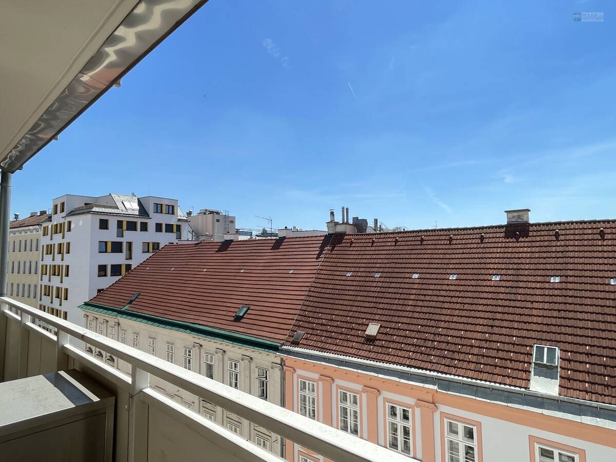 Bright 3 room apartment with terrace in the sixth district