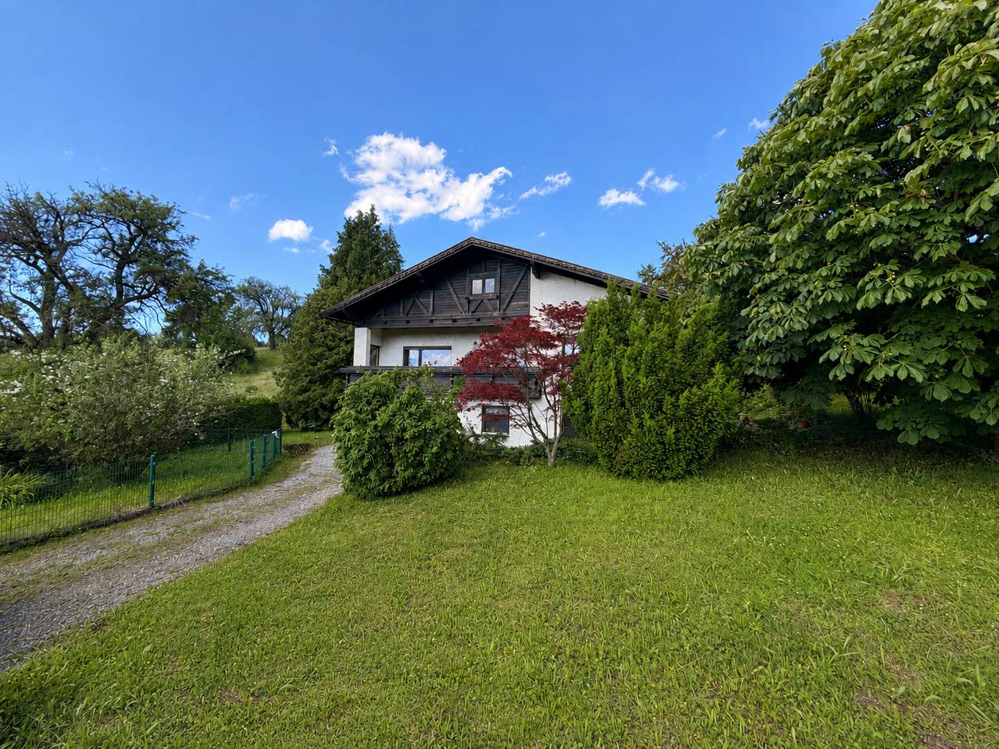 Einfamilienhaus mit Fernblick und großem Grundstück