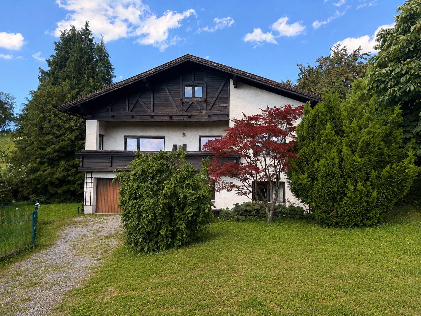 Einfamilienhaus mit Fernblick und großem Grundstück