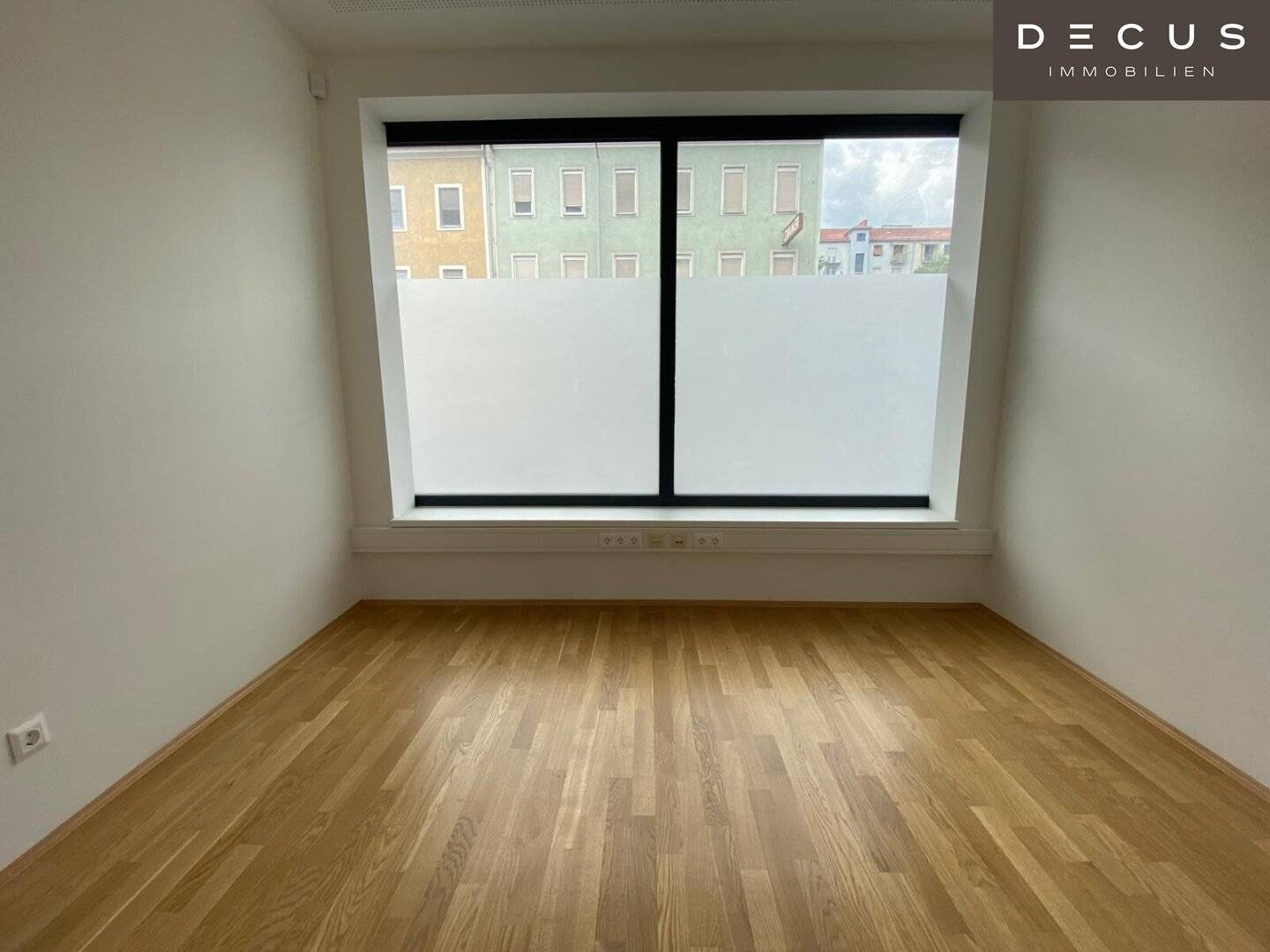 Geschäftslokal mit Schaufenster und Tiefgarage
