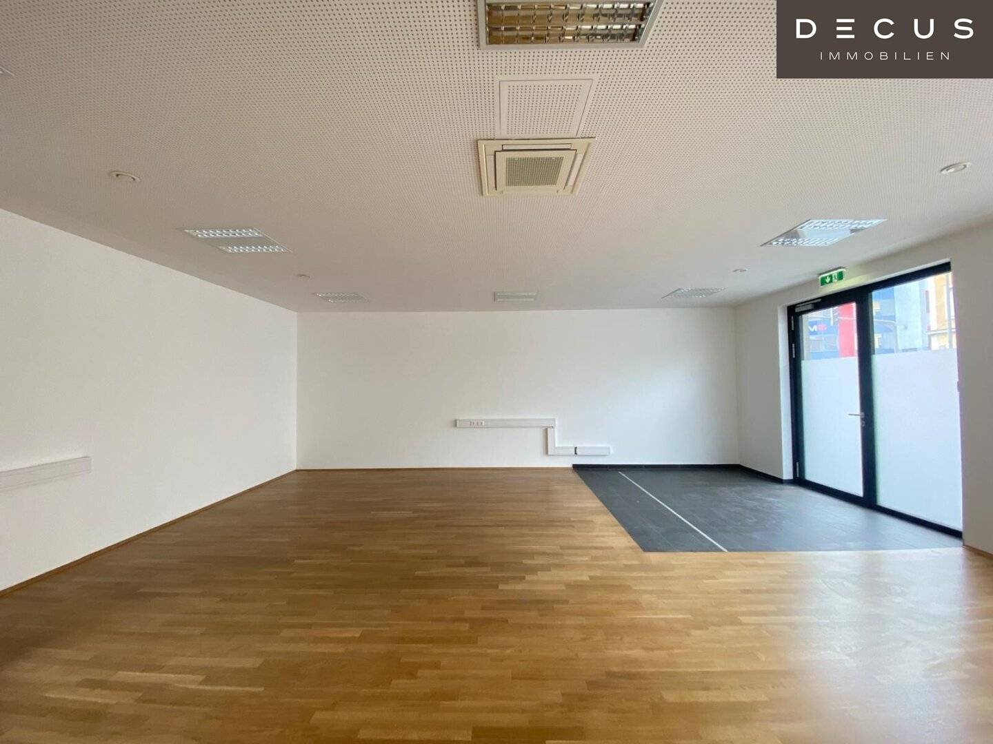 Geschäftslokal mit Schaufenster und Tiefgarage