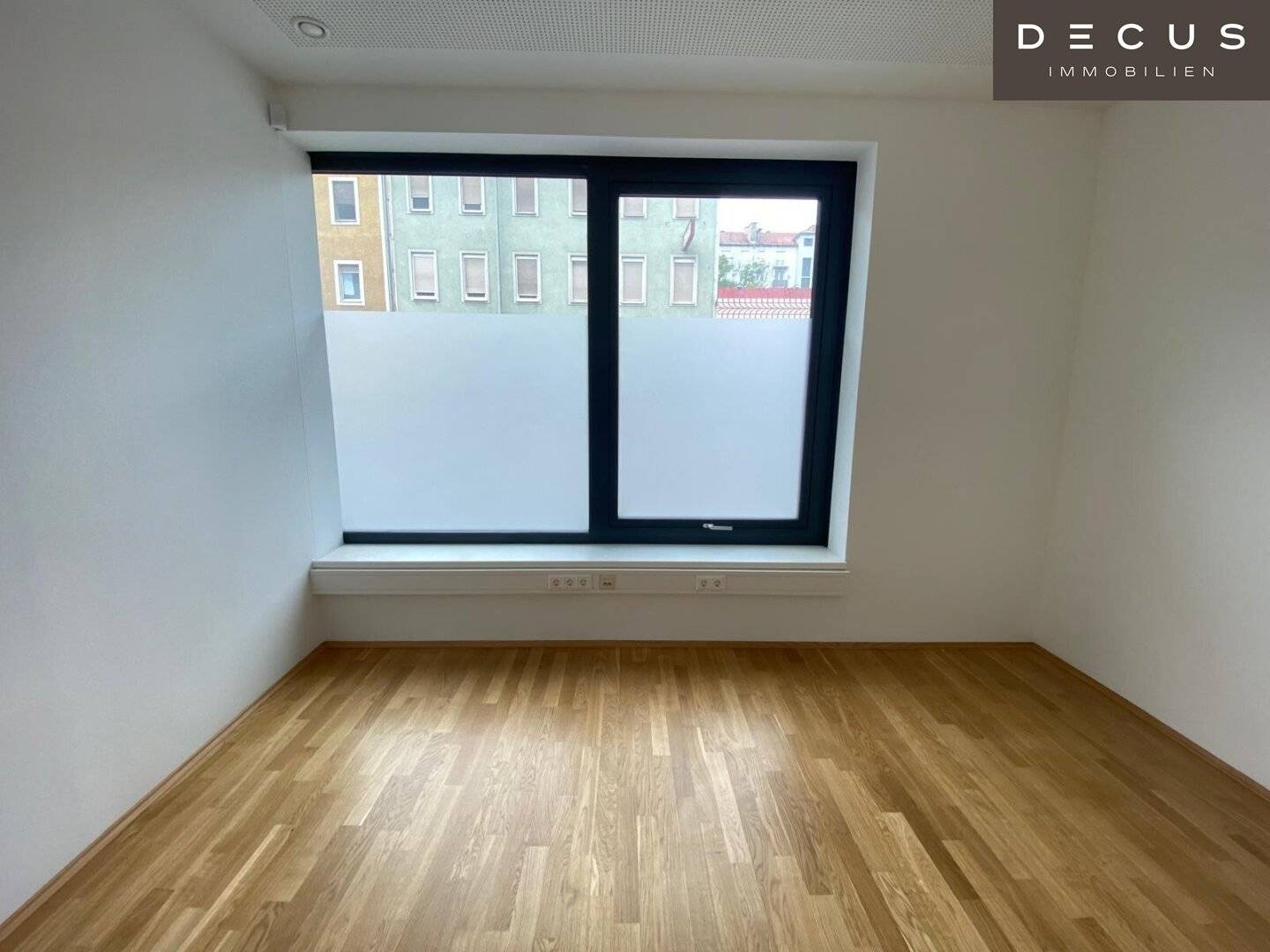 Geschäftslokal mit Schaufenster und Tiefgarage