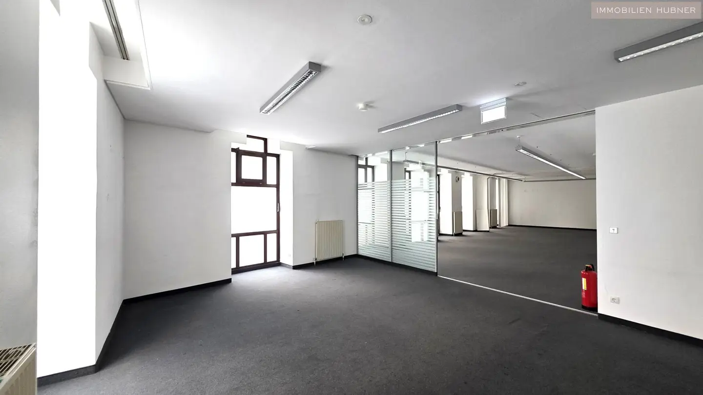 Bright apartment near U3 with large display windows