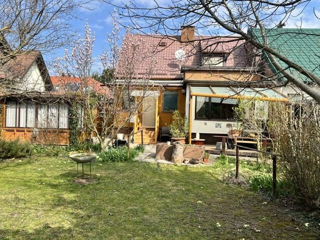Family house with garden and balcony near Lobau