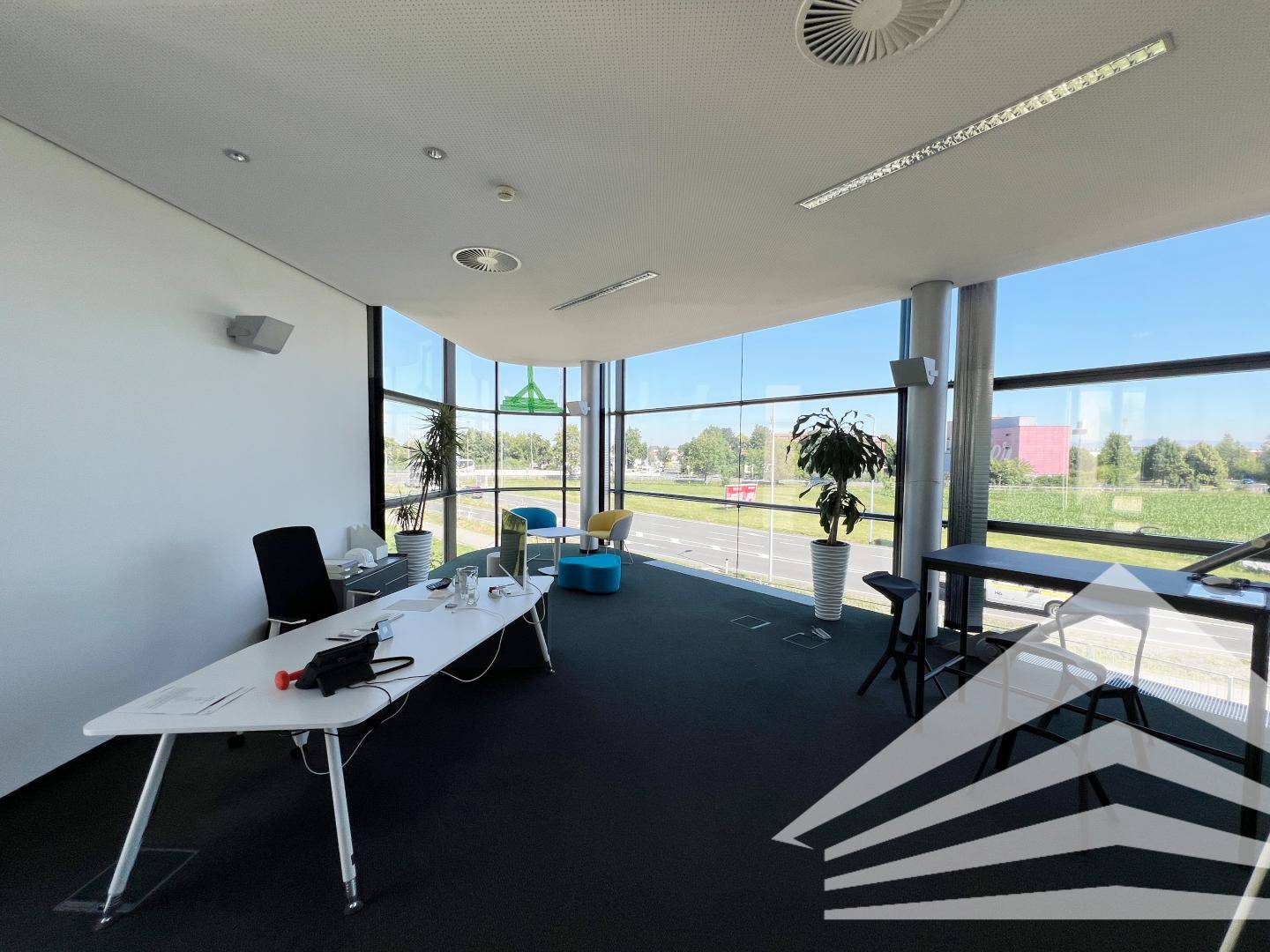 Office space with balcony and air conditioning in convenient location