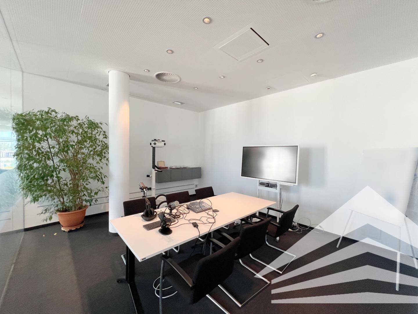 Office space with balcony and air conditioning in convenient location