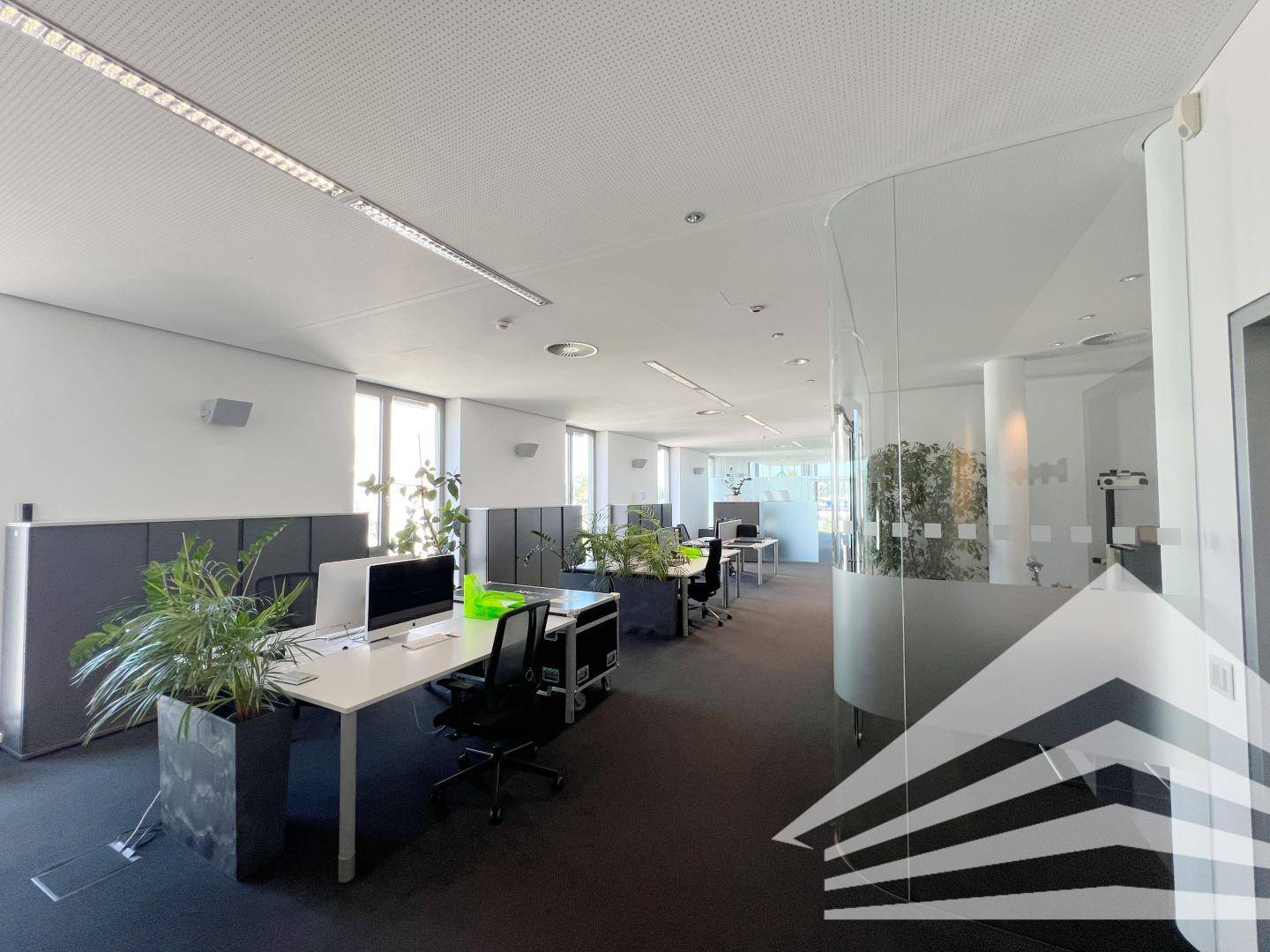 Office space with balcony and air conditioning in convenient location